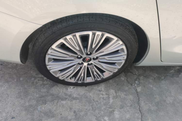 Used Hongqi H5 2022 Classic Model Facelift 1.8T Automatic Smart Connect Flagship Edition Right Rear Wheel Hub