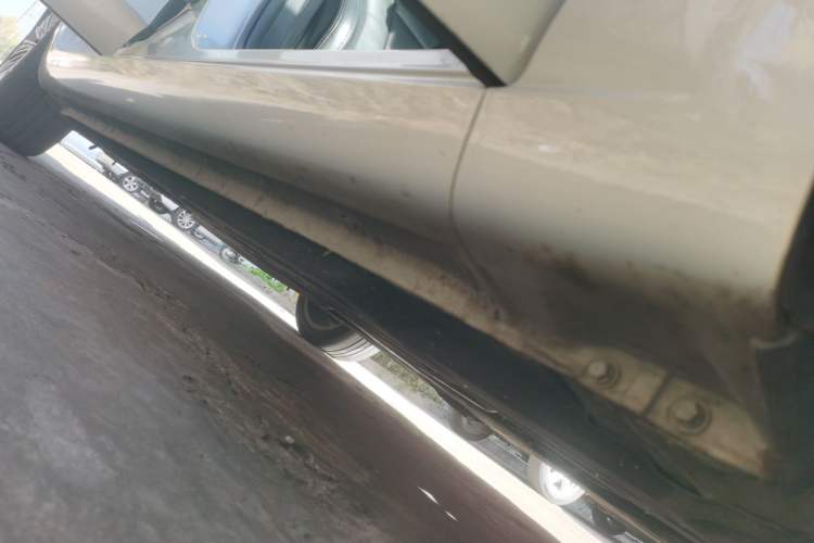 Used Hongqi H5 2022 Classic Model Facelift 1.8T Automatic Smart Connect Flagship Edition Right Side Sill