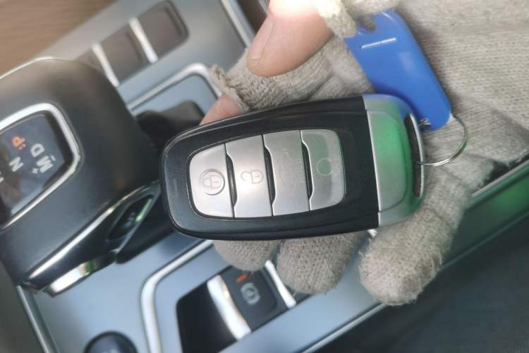 Used Hongqi H5 2022 Classic Model Facelift 1.8T Automatic Smart Connect Flagship Edition Vehicle Key