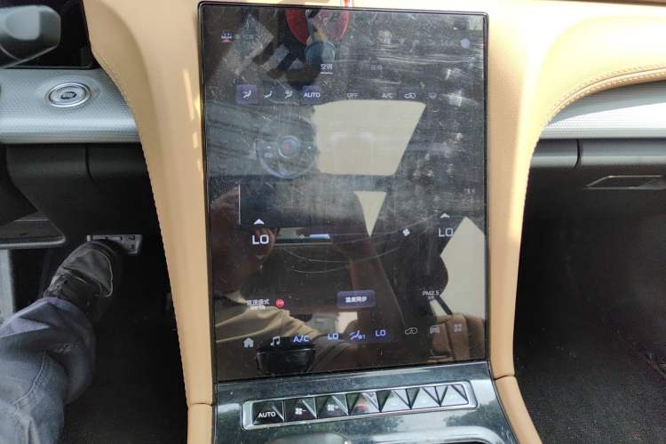 Used Hongqi H5 2023 2.0T Automatic Smart Connect Flagship Edition Audio And AC Panel
