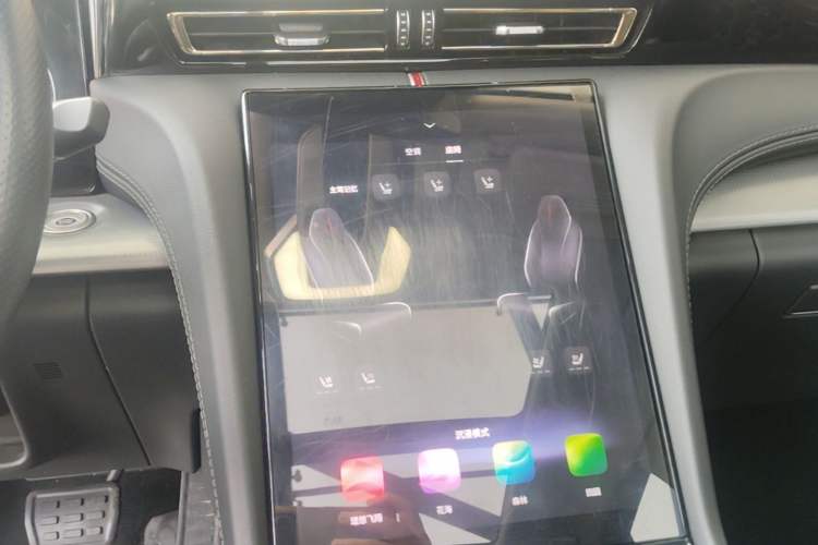 Used Hongqi H5 2023 2.0T Automatic Smart Connect Flagship Edition Audio And AC Panel