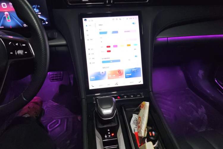Used Hongqi H5 2023 2.0T Automatic Smart Connect Flagship Edition Audio And AC Panel