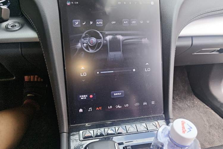 Used Hongqi H5 2023 1.5T DCT Smart Connect Flagship Edition Audio And AC Panel