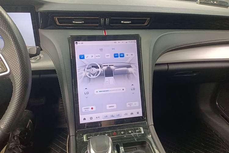 Used Hongqi H5 2023 2.0T Automatic Smart Connect Flagship Edition Audio And AC Panel
