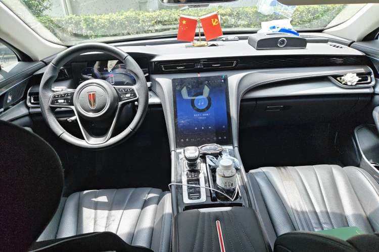 Used Hongqi H5 2023 2.0T Automatic Smart Connect Flagship Edition Center Console