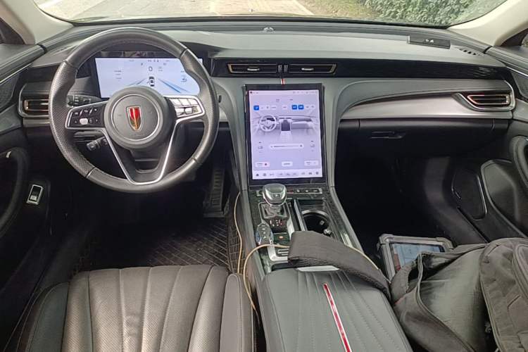 Used Hongqi H5 2023 2.0T Automatic Smart Connect Flagship Edition Center Console