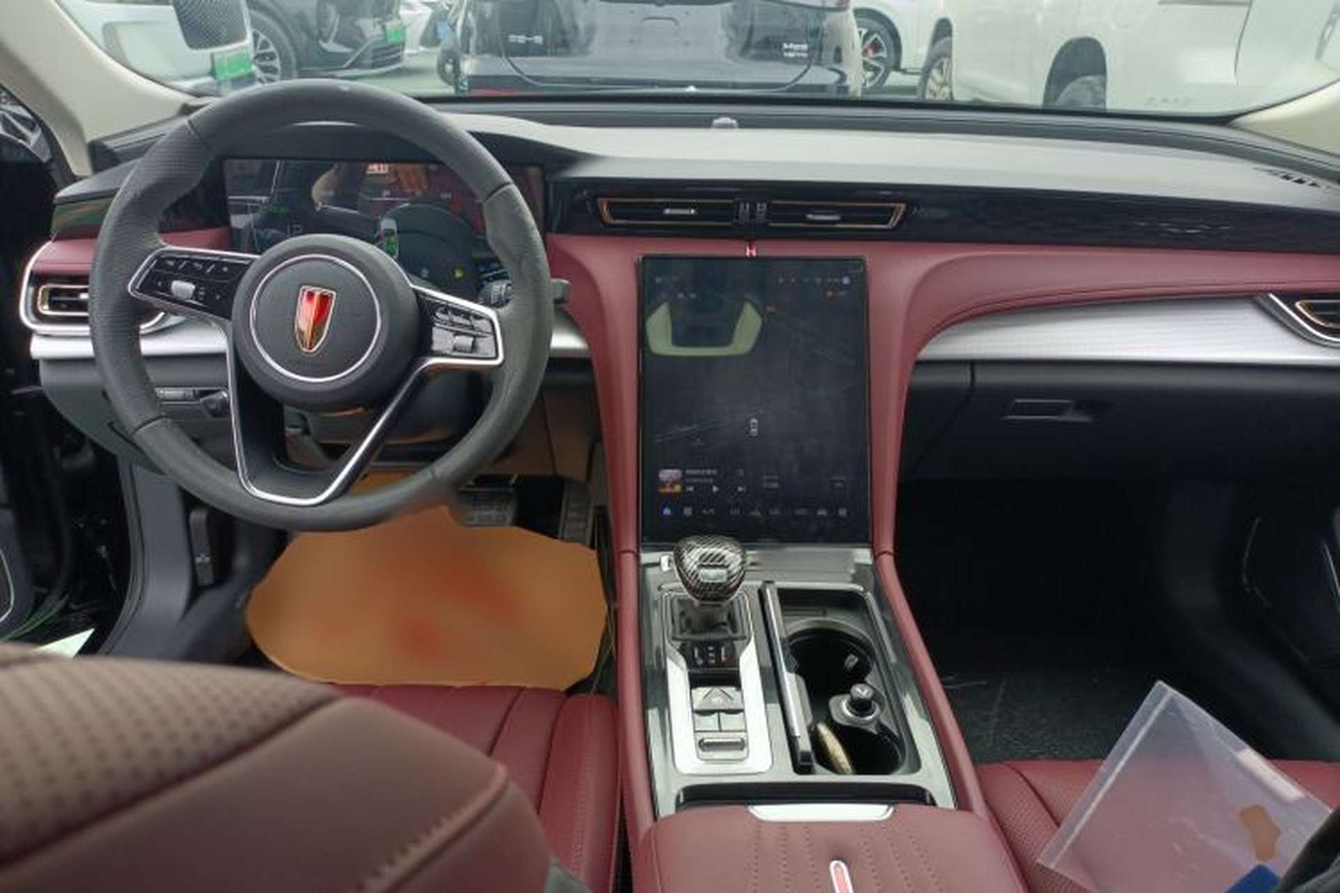 Used Hongqi H5 2023 2.0T Automatic Smart Connect Flagship Edition Center Console
