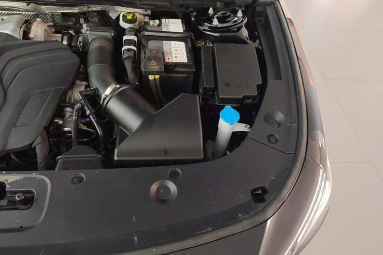 Used Hongqi H5 2023 2.0T Automatic Smart Connect Flagship Edition Engine Bay Left
