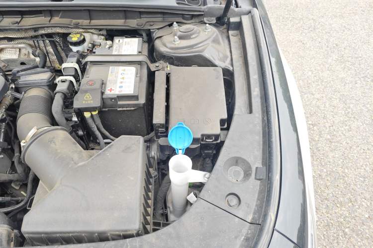 Used Hongqi H5 2023 1.5T DCT Smart Connect Flagship Edition Engine Bay Left