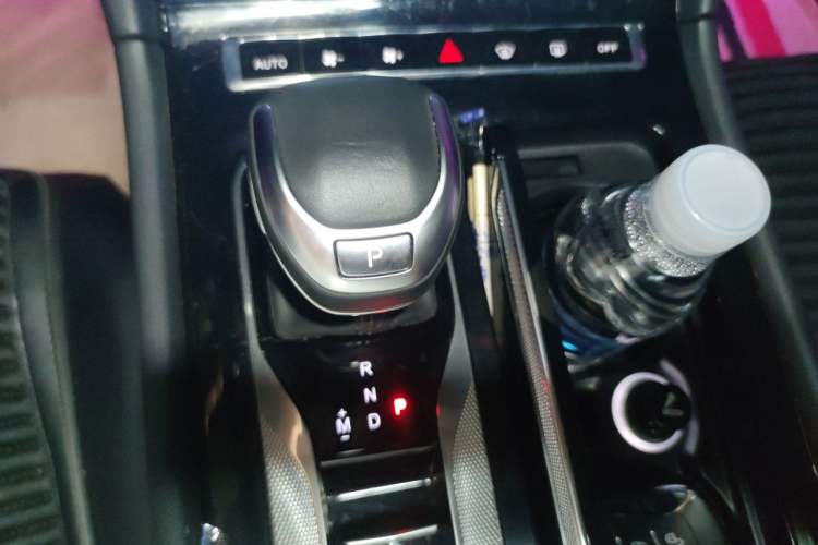 Used Hongqi H5 2023 2.0T Automatic Smart Connect Flagship Edition Gear Lever