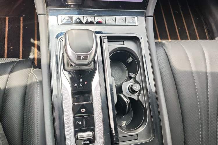 Used Hongqi H5 2023 2.0T Automatic Smart Connect Flagship Edition Gear Lever