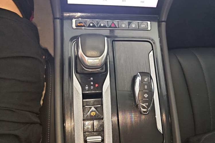 Used Hongqi H5 2023 2.0T Automatic Smart Connect Flagship Edition Gear Lever