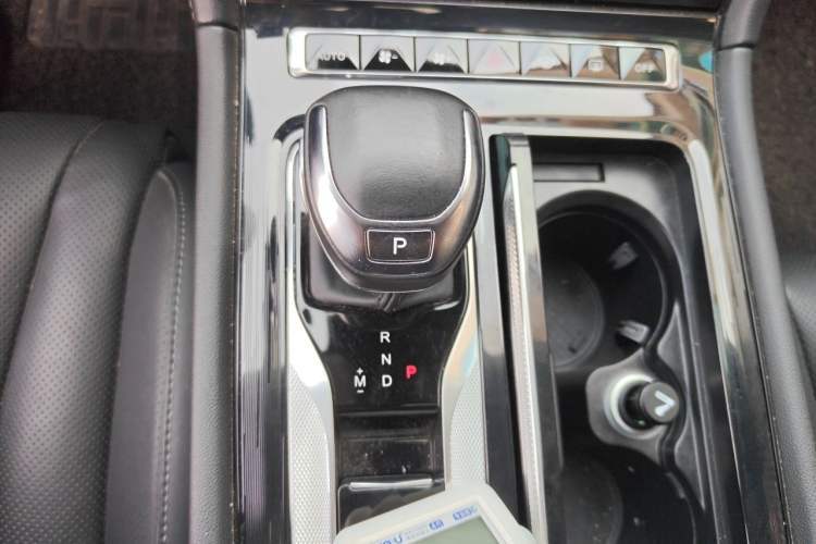 Used Hongqi H5 2023 2.0T Automatic Smart Connect Flagship Edition Gear Lever