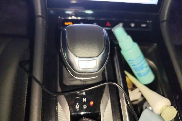 Used Hongqi H5 2023 2.0T Automatic Smart Connect Flagship Edition Gear Lever