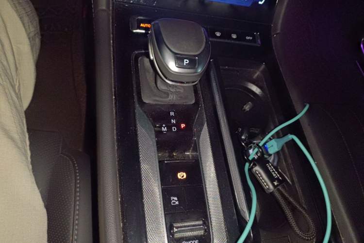 Used Hongqi H5 2023 2.0T Automatic Smart Connect Flagship Edition Gear Lever