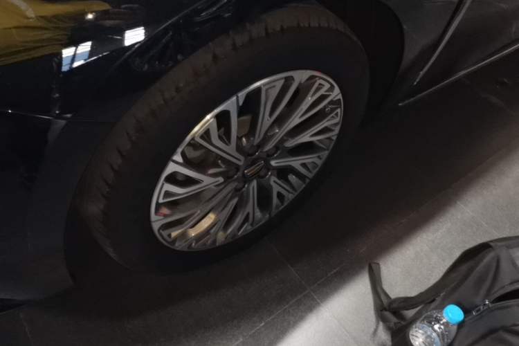 Used Hongqi H5 2023 2.0T Automatic Smart Connect Flagship Edition Left Front Wheel Hub