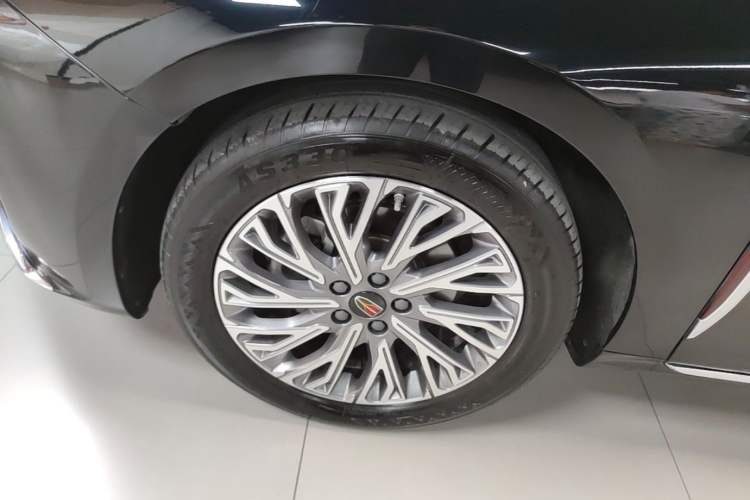 Used Hongqi H5 2023 2.0T Automatic Smart Connect Flagship Edition Left Front Wheel Hub