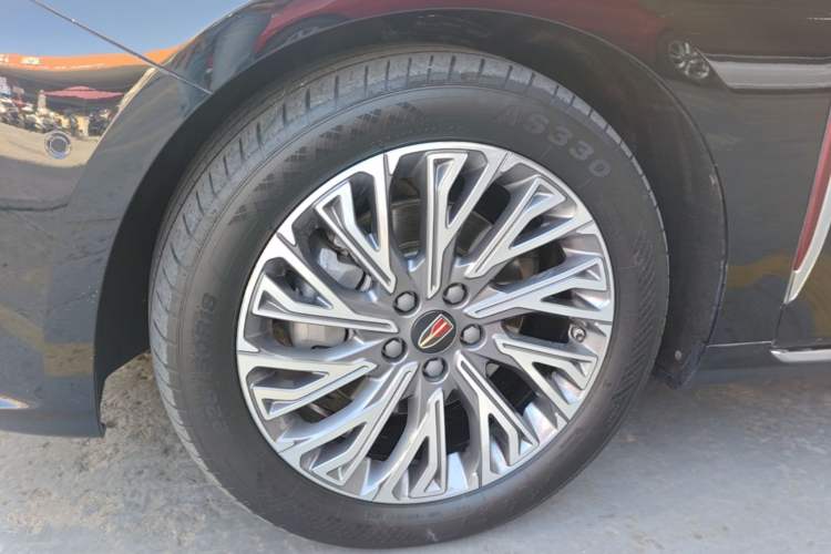 Used Hongqi H5 2023 2.0T Automatic Smart Connect Flagship Edition Left Front Wheel Hub