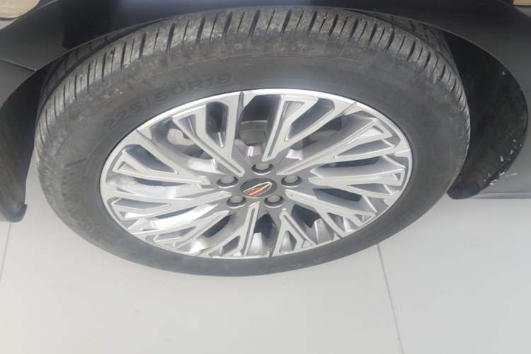 Used Hongqi H5 2023 2.0T Automatic Smart Connect Flagship Edition Left Front Wheel Hub