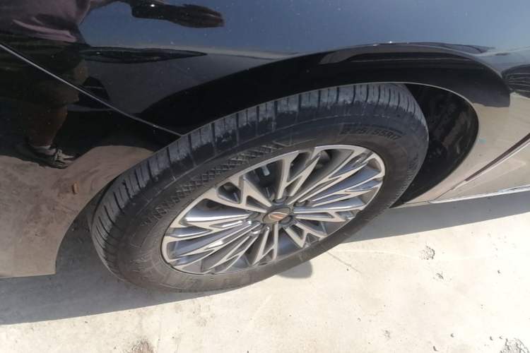 Used Hongqi H5 2023 2.0T Automatic Smart Connect Flagship Edition Left Front Wheel Hub