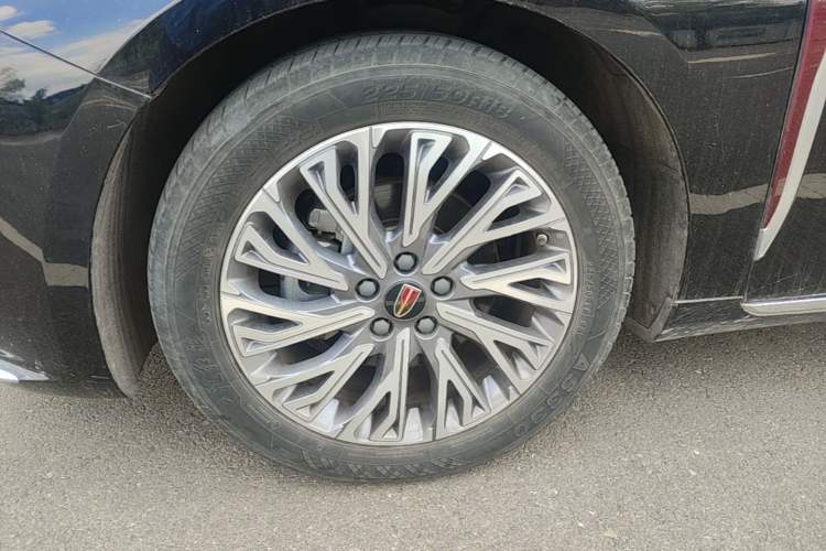 Used Hongqi H5 2023 2.0T Automatic Smart Connect Flagship Edition Left Front Wheel Hub