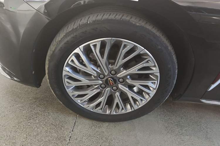Used Hongqi H5 2023 2.0T Automatic Smart Connect Flagship Edition Left Front Wheel Hub