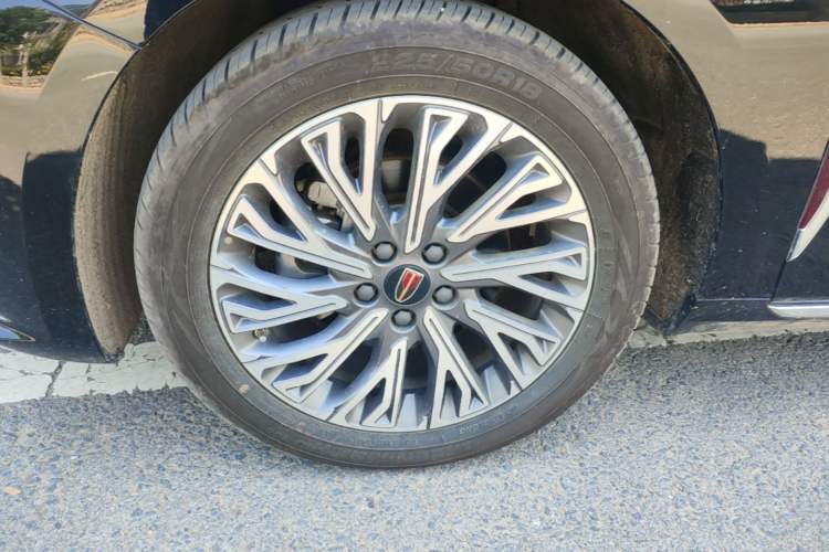 Used Hongqi H5 2023 2.0T Automatic Smart Connect Flagship Edition Left Front Wheel Hub