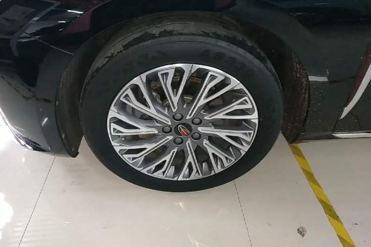 Used Hongqi H5 2023 2.0T Automatic Smart Connect Flagship Edition Left Front Wheel Hub
