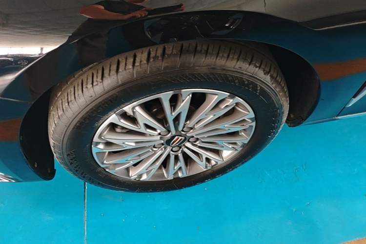 Used Hongqi H5 2023 2.0T Automatic Smart Connect Flagship Edition Left Front Wheel Hub