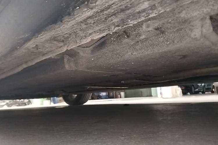 Used Hongqi H5 2023 2.0T Automatic Smart Connect Flagship Edition Left Side Sill