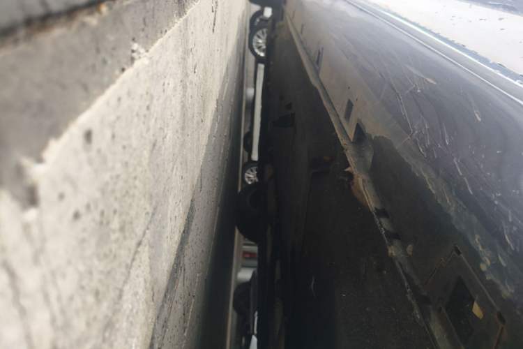 Used Hongqi H5 2023 2.0T Automatic Smart Connect Flagship Edition Left Side Sill