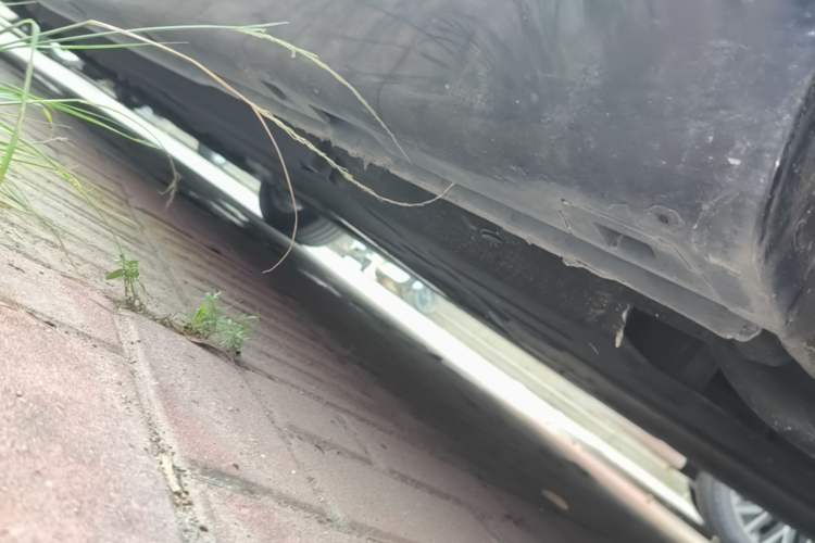Used Hongqi H5 2023 2.0T Automatic Smart Connect Flagship Edition Left Side Sill