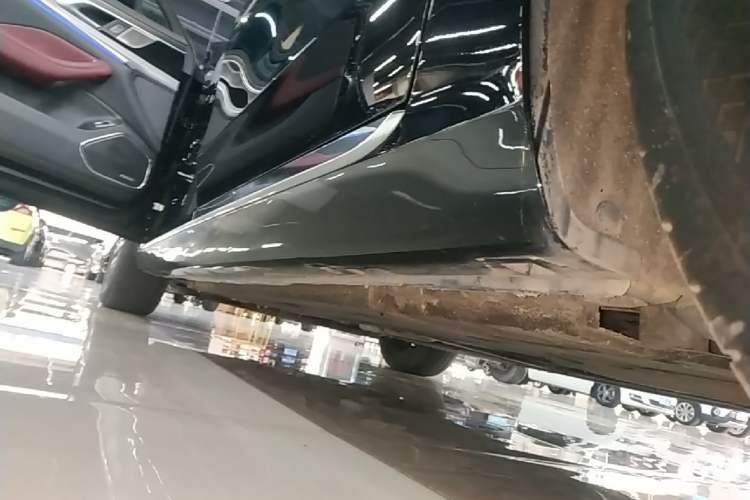 Used Hongqi H5 2023 2.0T Automatic Smart Connect Flagship Edition Left Side Sill