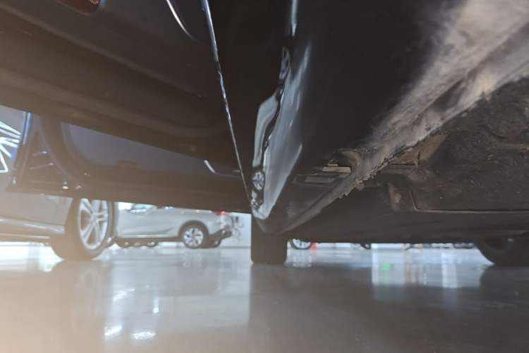 Used Hongqi H5 2023 2.0T Automatic Smart Connect Flagship Edition Left Side Sill
