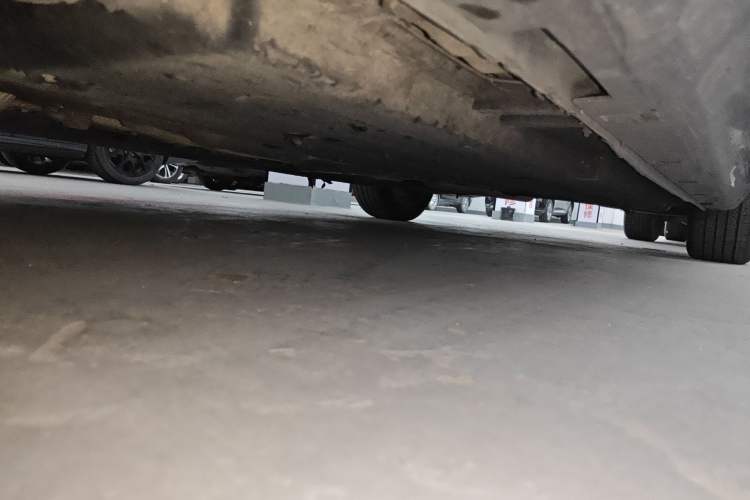 Used Hongqi H5 2023 2.0T Automatic Smart Connect Flagship Edition Left Side Sill
