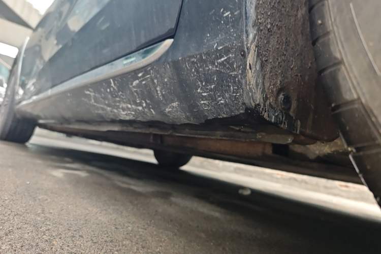 Used Hongqi H5 2023 2.0T Automatic Smart Connect Flagship Edition Left Side Sill