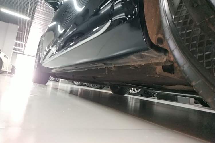 Used Hongqi H5 2023 2.0T Automatic Smart Connect Flagship Edition Left Side Sill