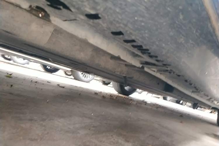Used Hongqi H5 2023 2.0T Automatic Smart Connect Flagship Edition Left Side Sill
