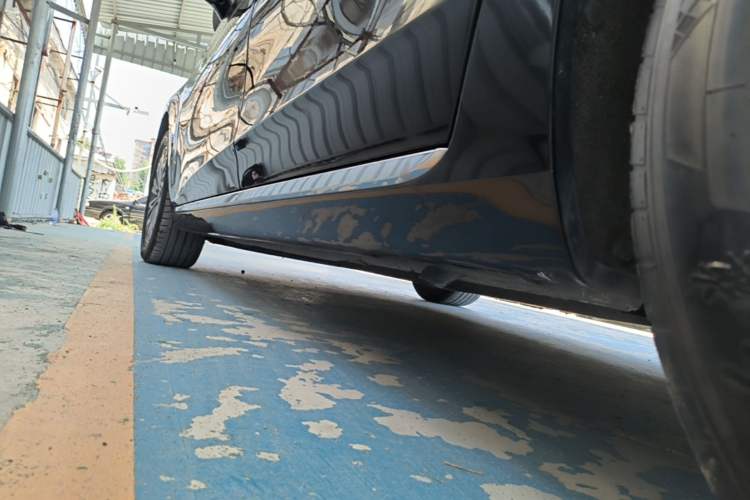 Used Hongqi H5 2023 1.5T DCT Smart Connect Flagship Edition Left Side Sill