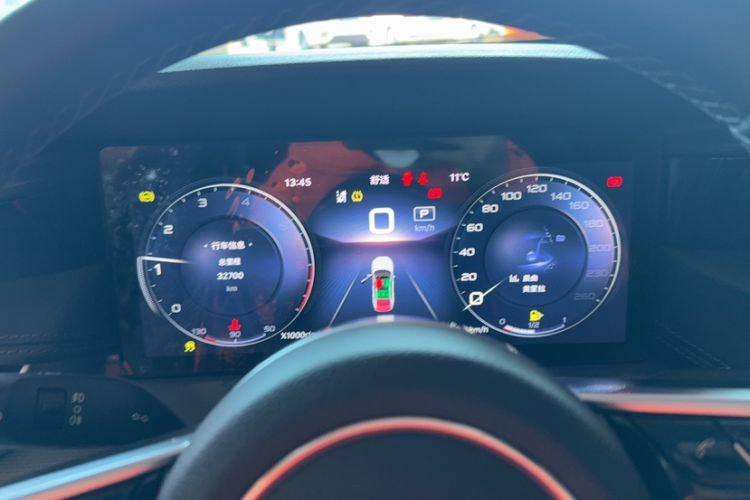 Used Hongqi H5 2023 2.0T Automatic Smart Connect Flagship Edition Odometer Close Up