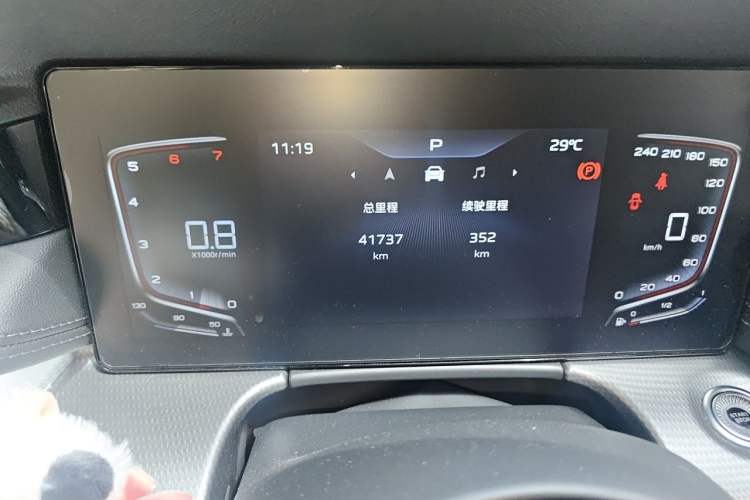 Used Hongqi H5 2023 1.5T DCT Smart Connect Flagship Edition Odometer Close Up