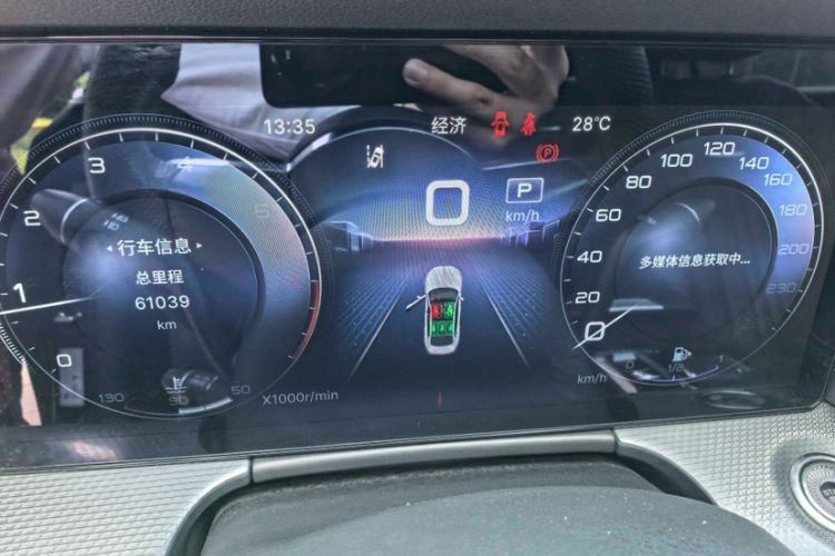 Used Hongqi H5 2023 2.0T Automatic Smart Connect Flagship Edition Odometer Close Up