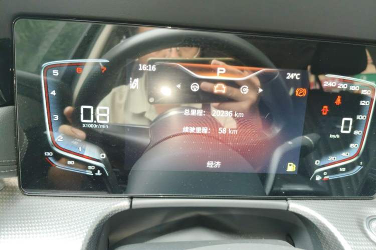 Used Hongqi H5 2023 2.0T Automatic Smart Connect Flagship Edition Odometer Close Up