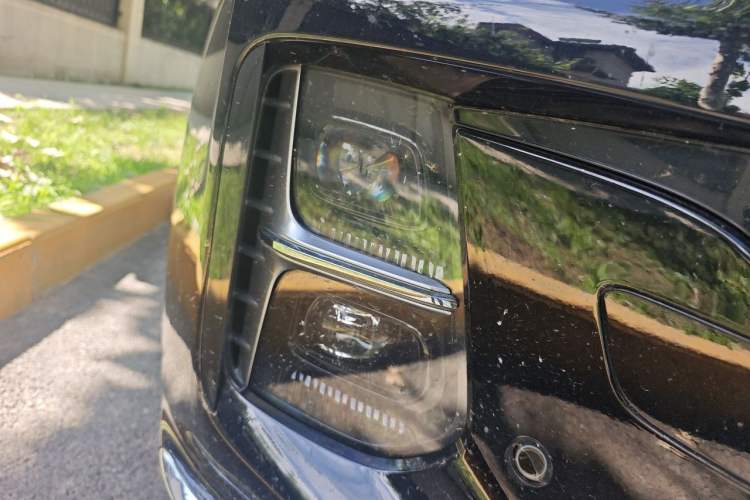 Used Hongqi H5 2023 2.0T Automatic Smart Connect Flagship Edition Right Front Headlight
