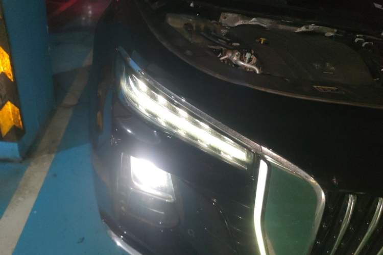 Used Hongqi H5 2023 2.0T Automatic Smart Connect Flagship Edition Right Front Headlight