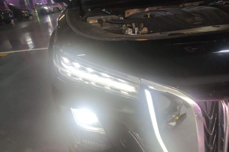 Used Hongqi H5 2023 2.0T Automatic Smart Connect Flagship Edition Right Front Headlight