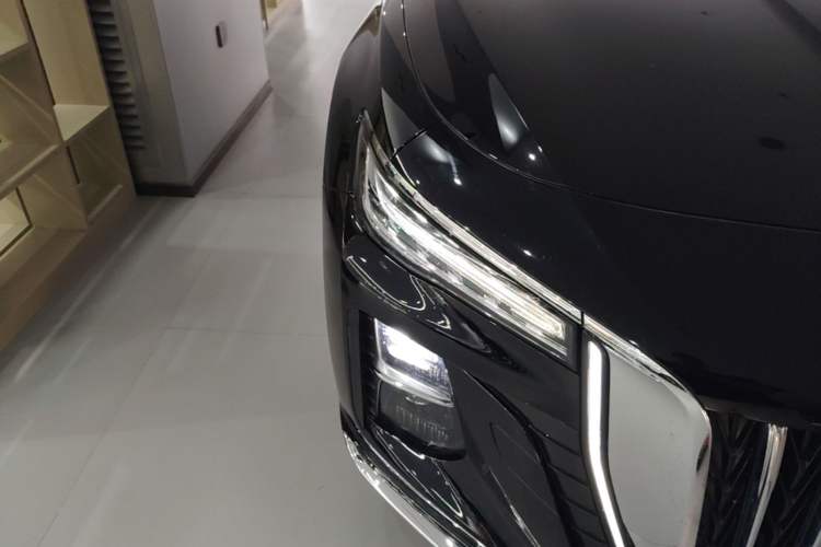 Used Hongqi H5 2023 2.0T Automatic Smart Connect Flagship Edition Right Front Headlight