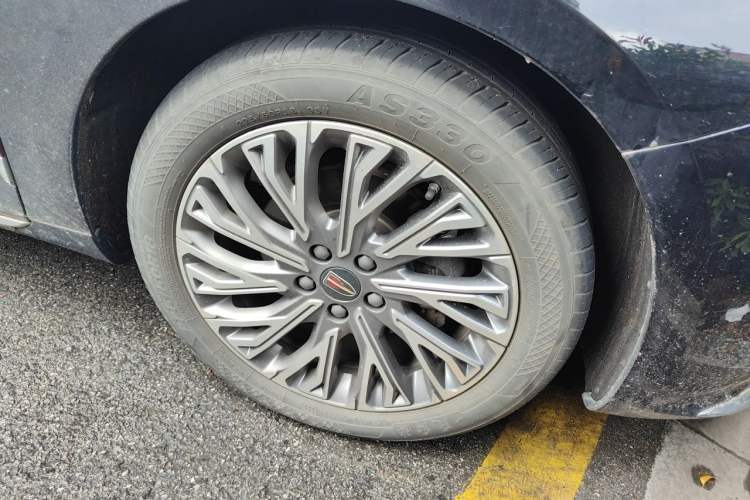 Used Hongqi H5 2023 2.0T Automatic Smart Connect Flagship Edition Right Front Wheel Hub