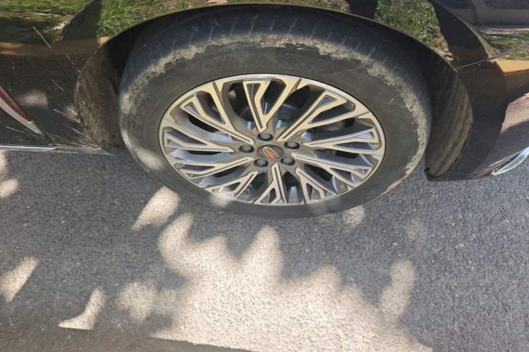 Used Hongqi H5 2023 2.0T Automatic Smart Connect Flagship Edition Right Front Wheel Hub