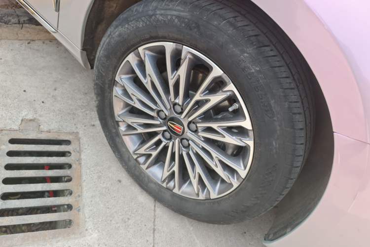 Used Hongqi H5 2023 2.0T Automatic Smart Connect Flagship Edition Right Front Wheel Hub